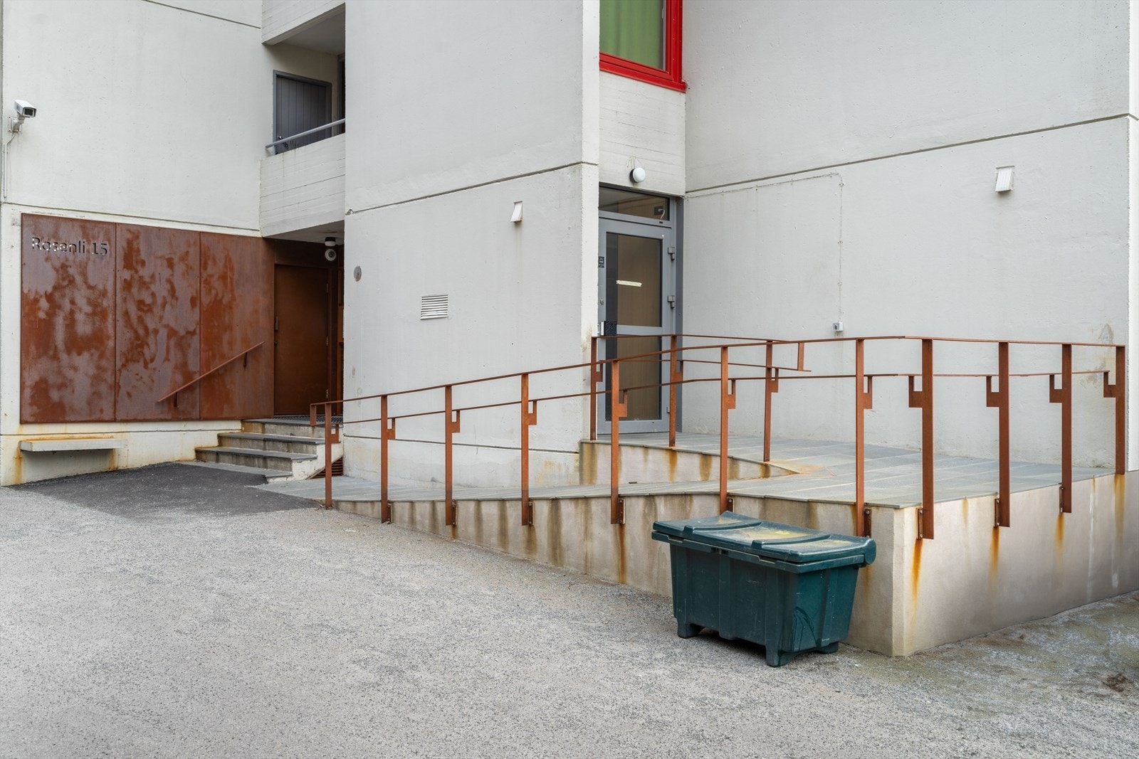 Rullestolrampe med automatisk dør gir enkel adkomst Galleribilde