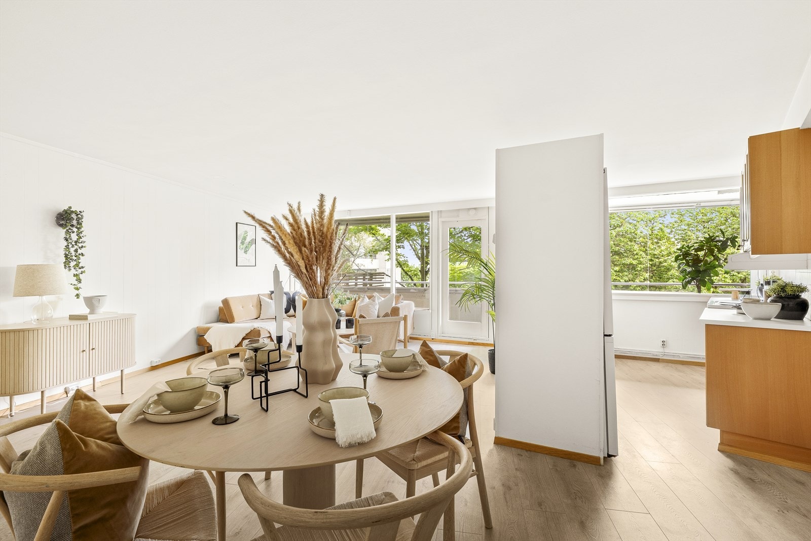 Kjekk halvåpen løsning mellom stue og kjøkken Galleribilde