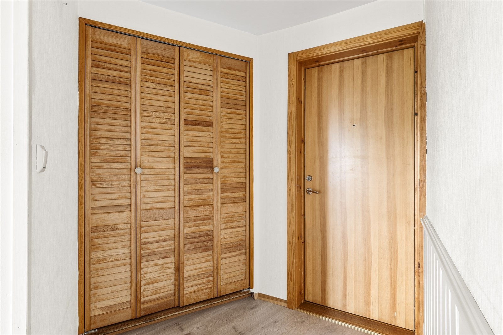 Entré med garderobeskap Galleribilde