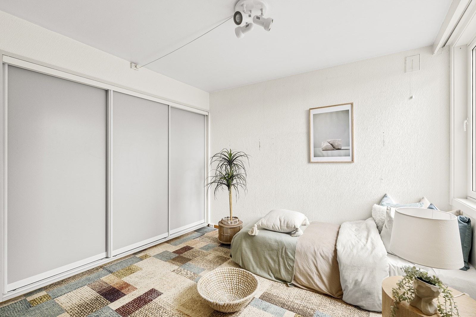 Soverom nr. 1 med stor skyvedørsgarderobe Galleribilde