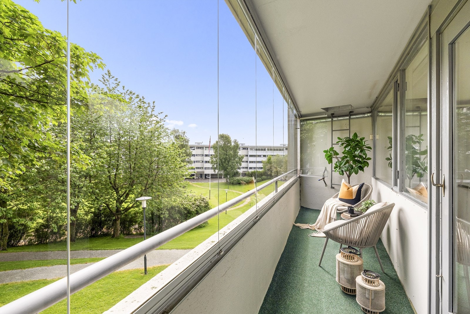 Selv om inngangen ligger på bakkeplan ved inngangspartiet, ligger både balkong og alle vinduer godt over bakkenivå Galleribilde