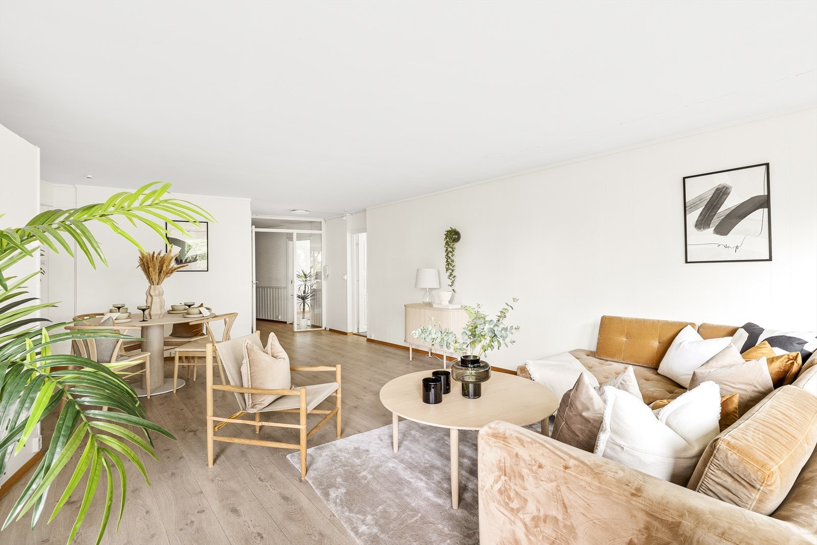 Leiligheten er lys og romslig og har inngang direkte fra bakkeplan Galleribilde