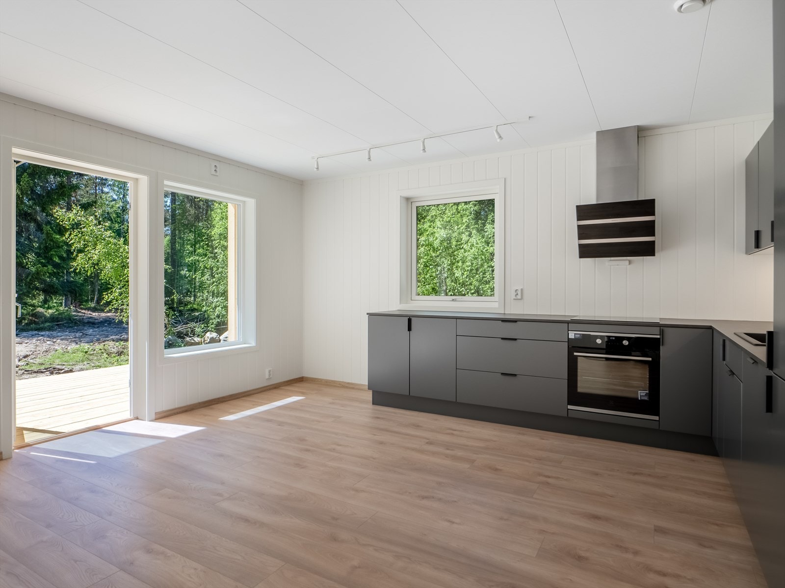 Fra kjøkkenet er det adkomst til solrik terrasseplatting. Galleribilde