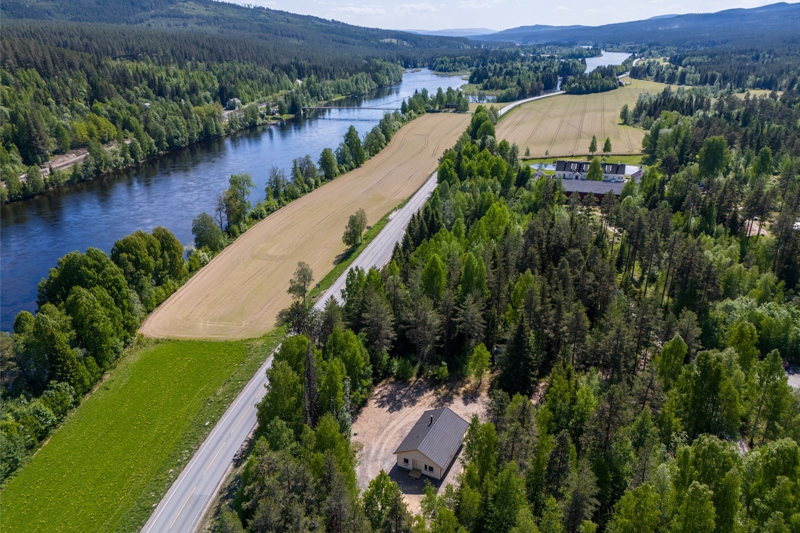 Fra eiendommen er det kort vei til Glomma, hvor en kan fiske og bade. Galleribilde