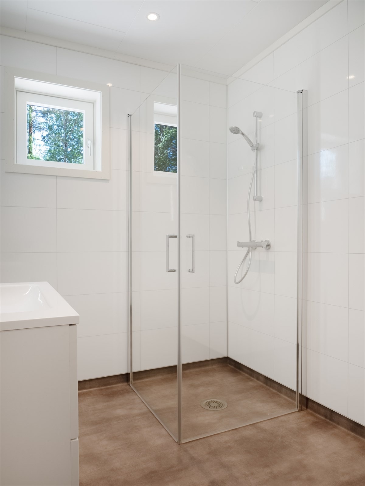 Badet har elektriske varmekabler i gulvet. Galleribilde