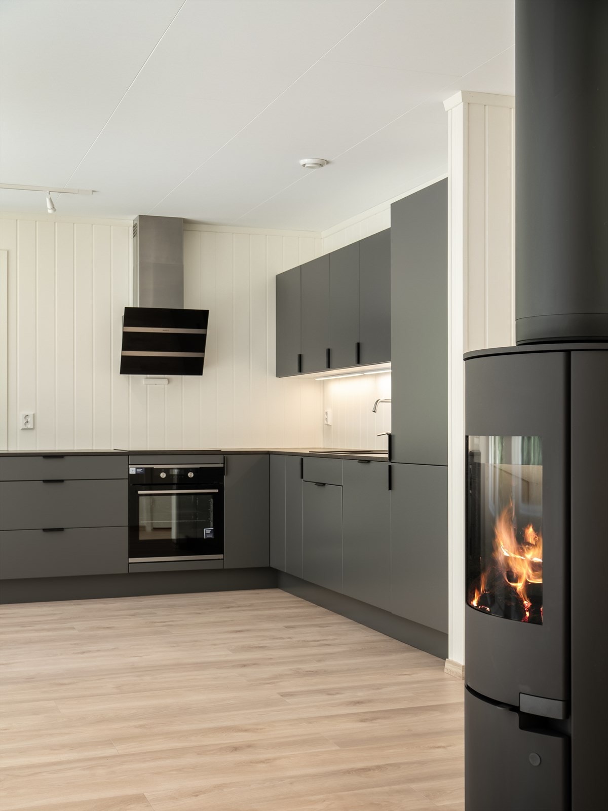 Oppvarming av boligen med blant annet vedfyring. Galleribilde