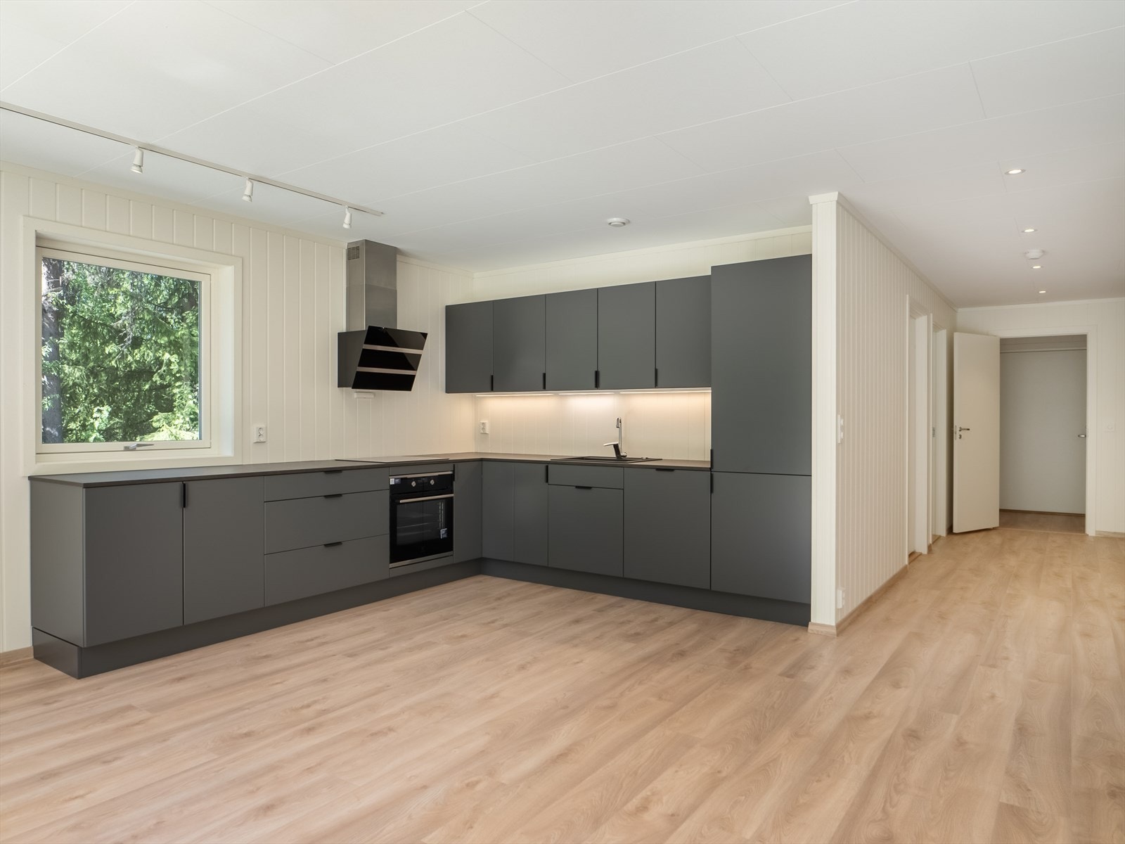 Kjøkkenet har integrerte hvitevarer. Galleribilde