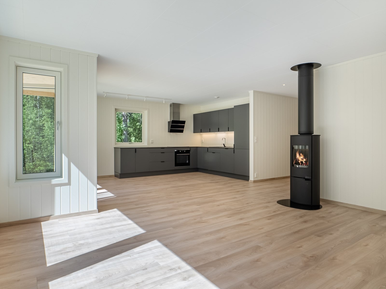 Åpen løsning fra stue mot kjøkkenet. Galleribilde