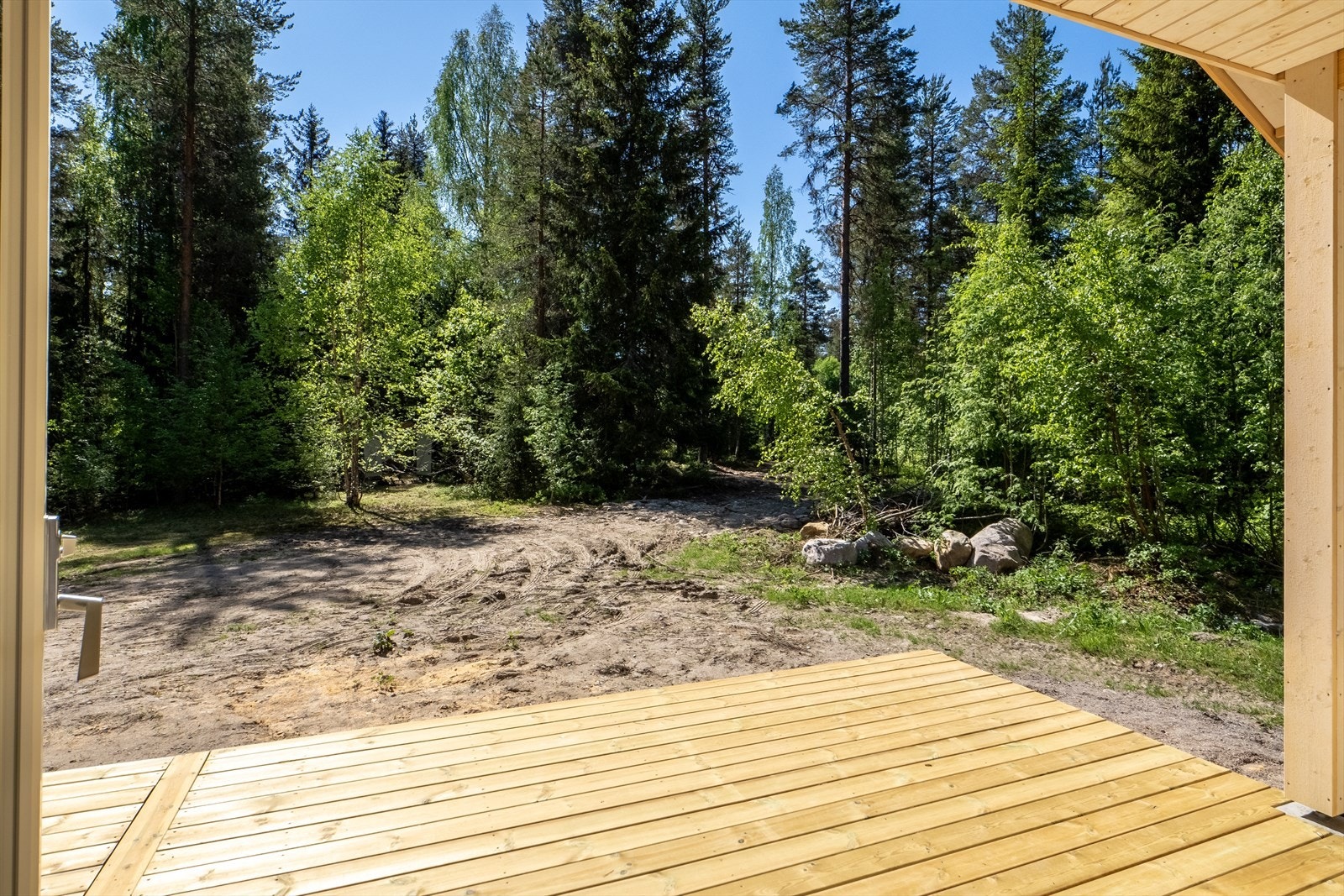 Her kan man gå rett fra terrassen og ut i skogen på tur. Galleribilde