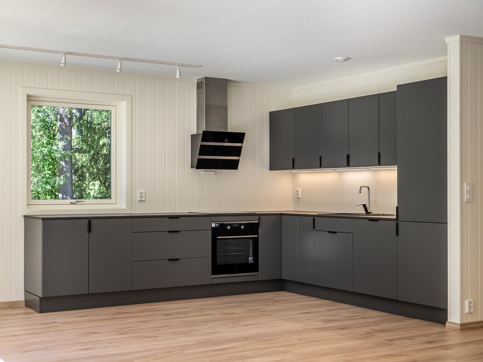 Kjøkkenet har god med skap- og benkeplass. Galleribilde