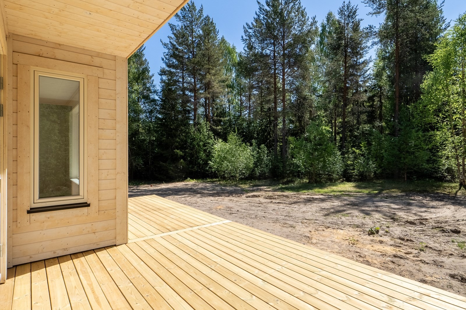 Solrik, dels overbygget terrasseplatting. Galleribilde