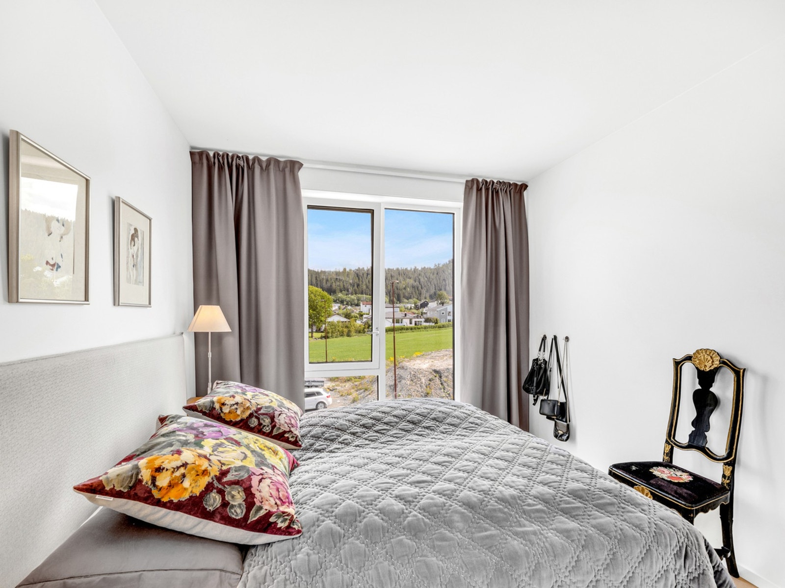 Her er det god plass til dobbeltseng med tilhørende møblement. Galleribilde