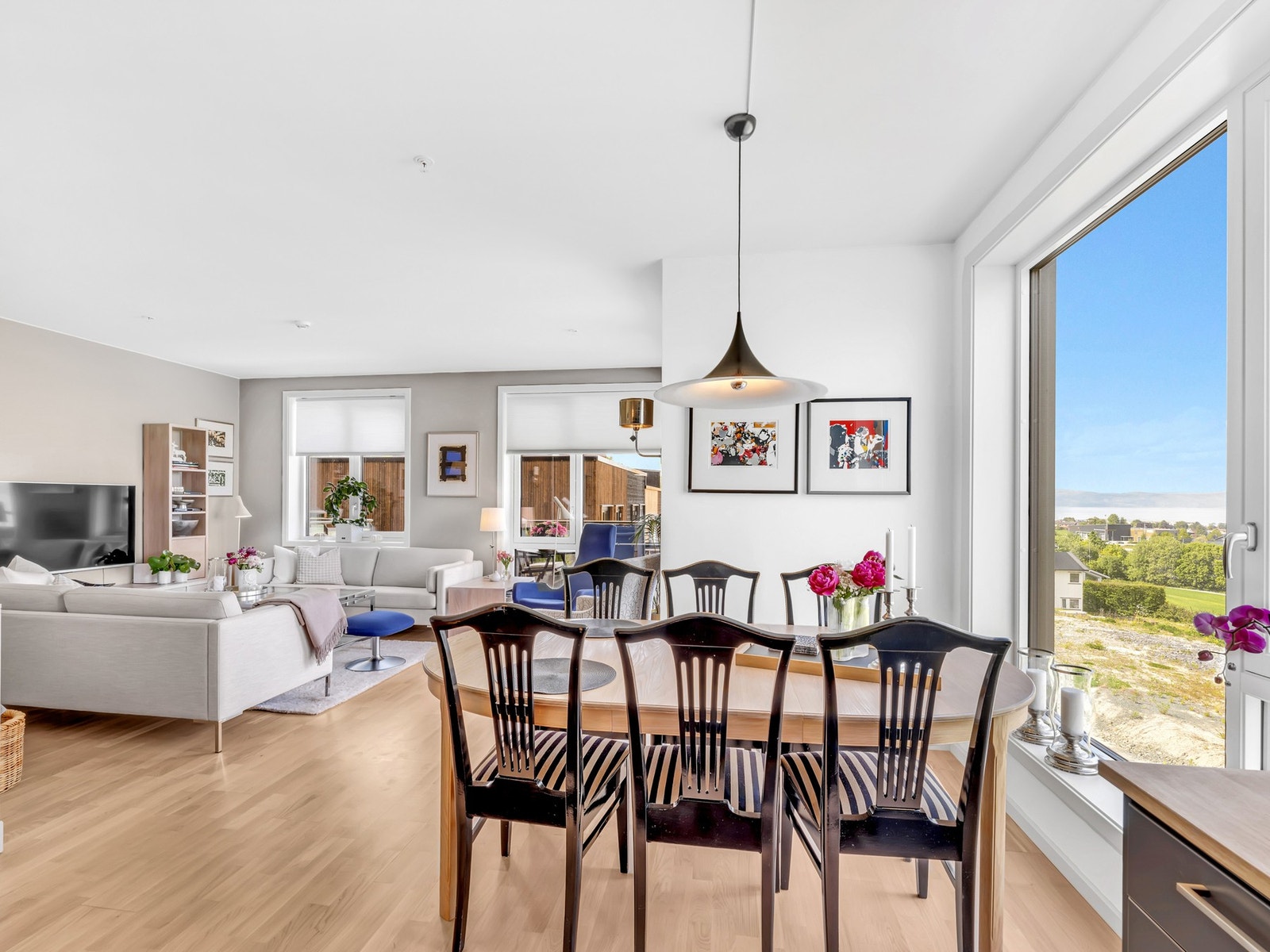 Åpen stue-/kjøkkenløsning på 32,6 kvm med gode møbleringsmuligheter. Galleribilde