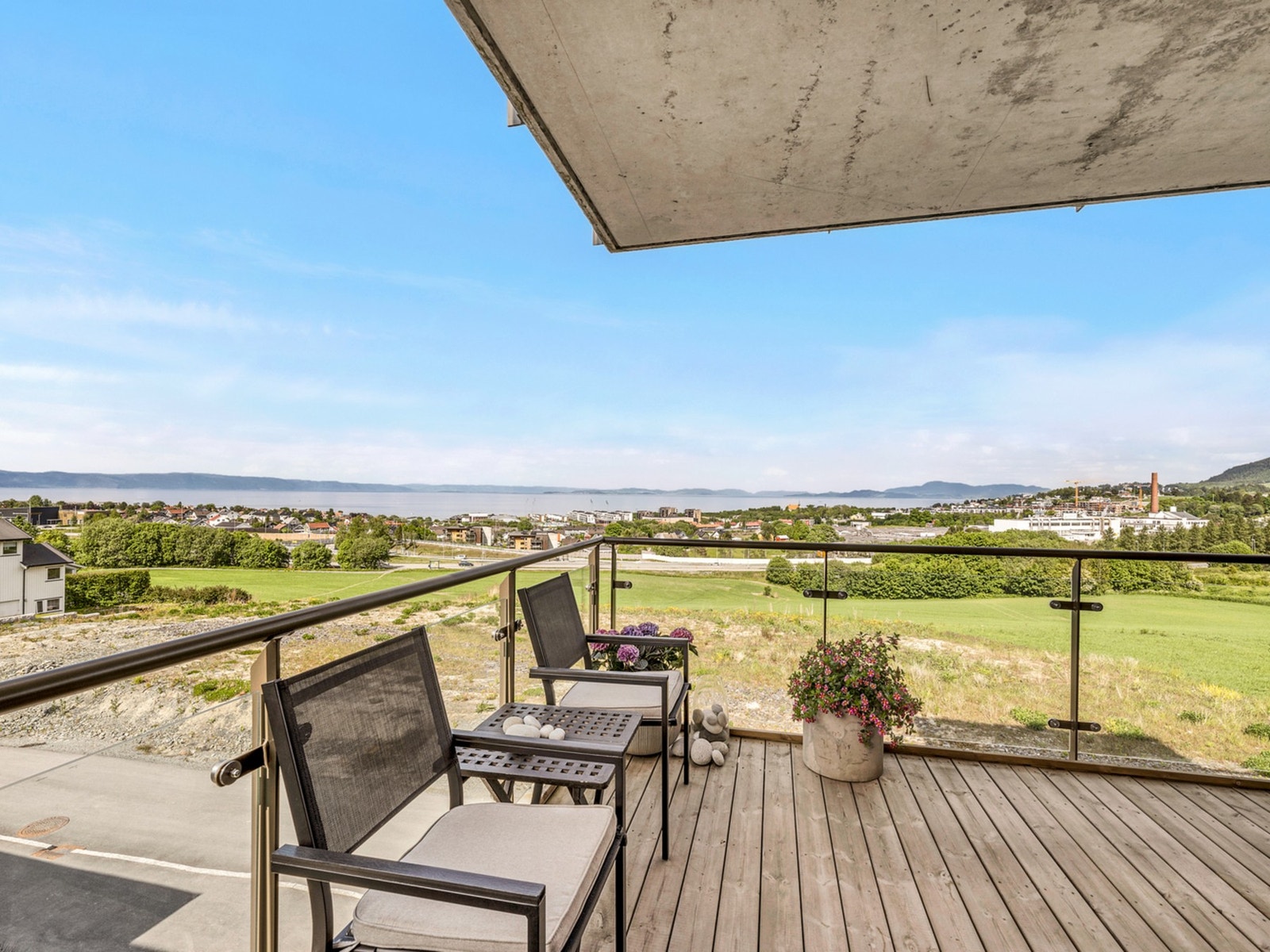 Stor balkong på 12,5 kvm. Her har man god plass til diverse utemøblement. Galleribilde