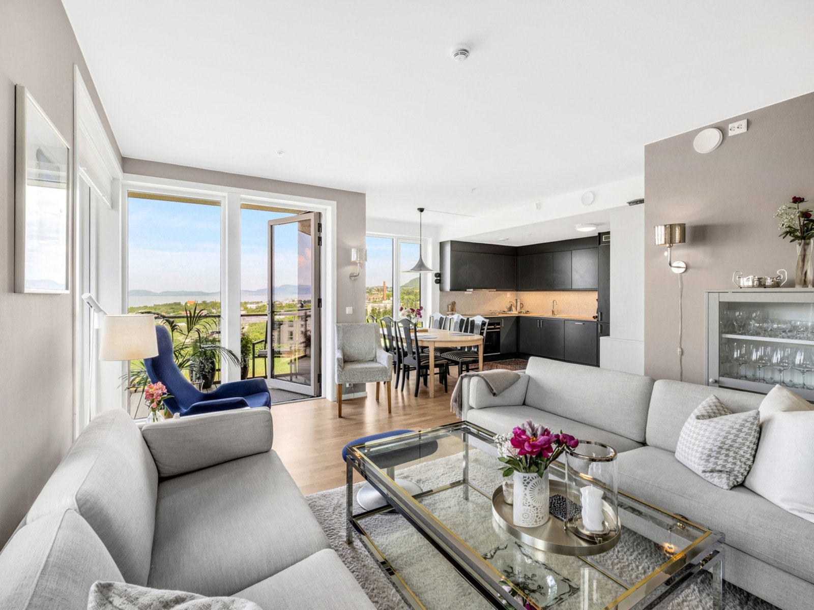 Med hjørneleilighet får man er herlig lysinnslipp, og sammen med den gode takhøyden bidrar dette til en lett og luftig atmosfære. Galleribilde