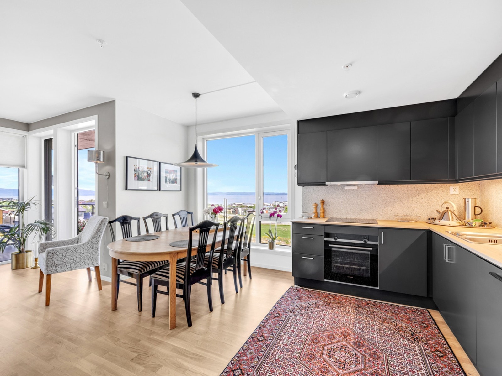 EiendomsMegler1 v/Camilla Forsland har gleden av å presentere en svært flott 3-roms hjørneleilighet i Karen Aunes veg 7 A! Galleribilde