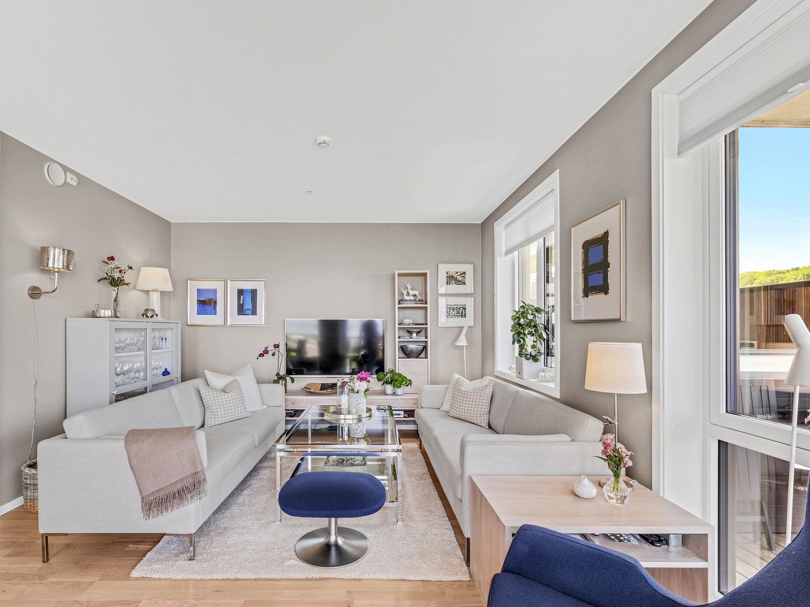 Det er vannbåren gulvvarme i alle rom, med unntak av bod og soverom. Leiligheten er oppmalt i tidsriktige fargetoner, og fremstår svært innbydende. Galleribilde