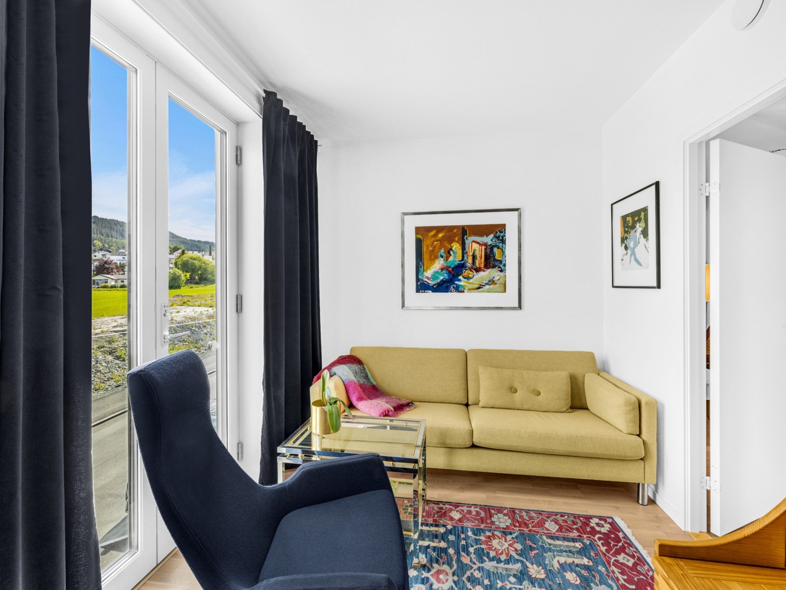 På begge soverommene er det parkett på gulv og malte flater på vegger. Galleribilde