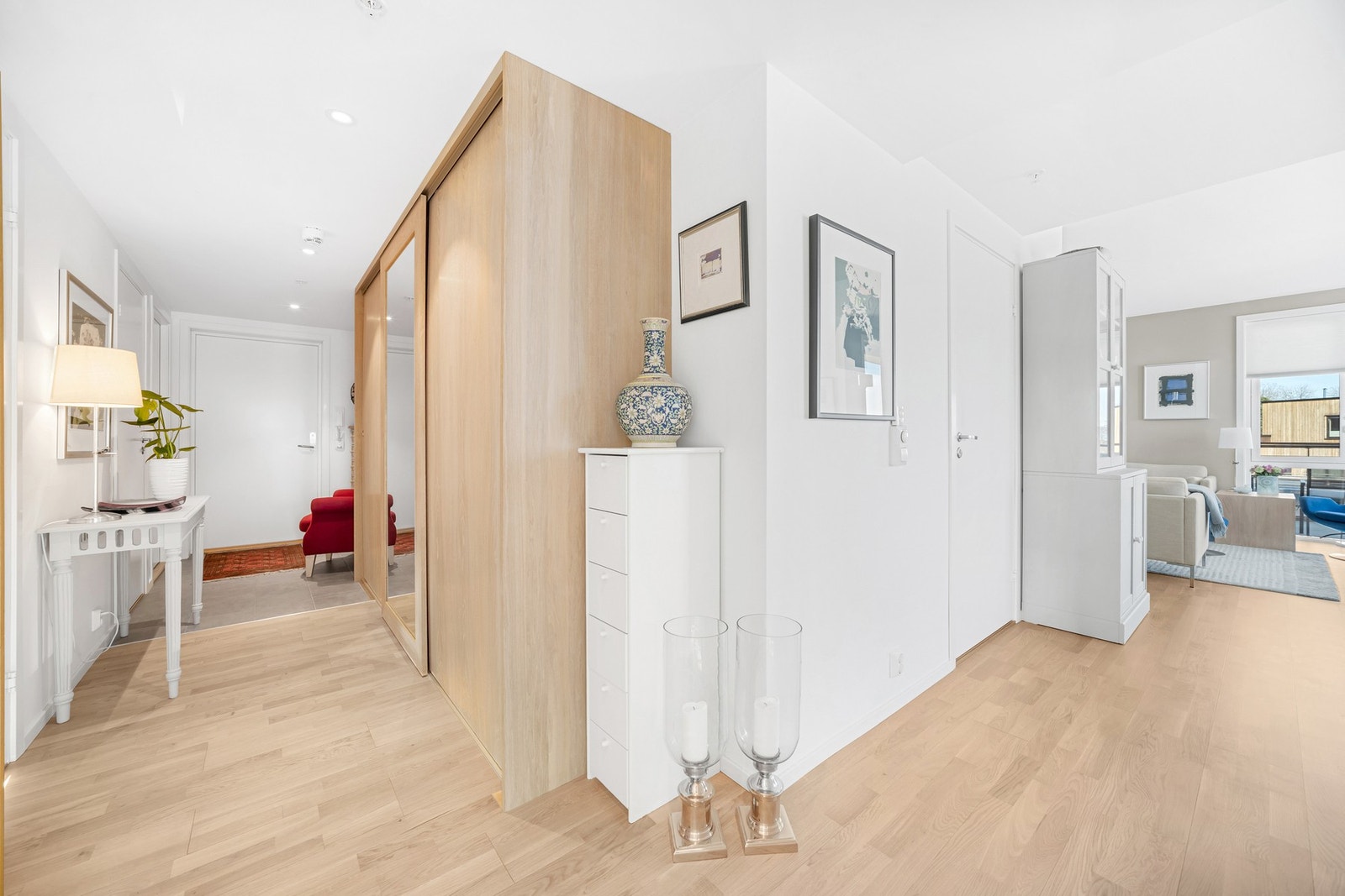 Gang sett mot inngangsparti. Stor skyvedrøsgraderobe og downlights i himling. Galleribilde