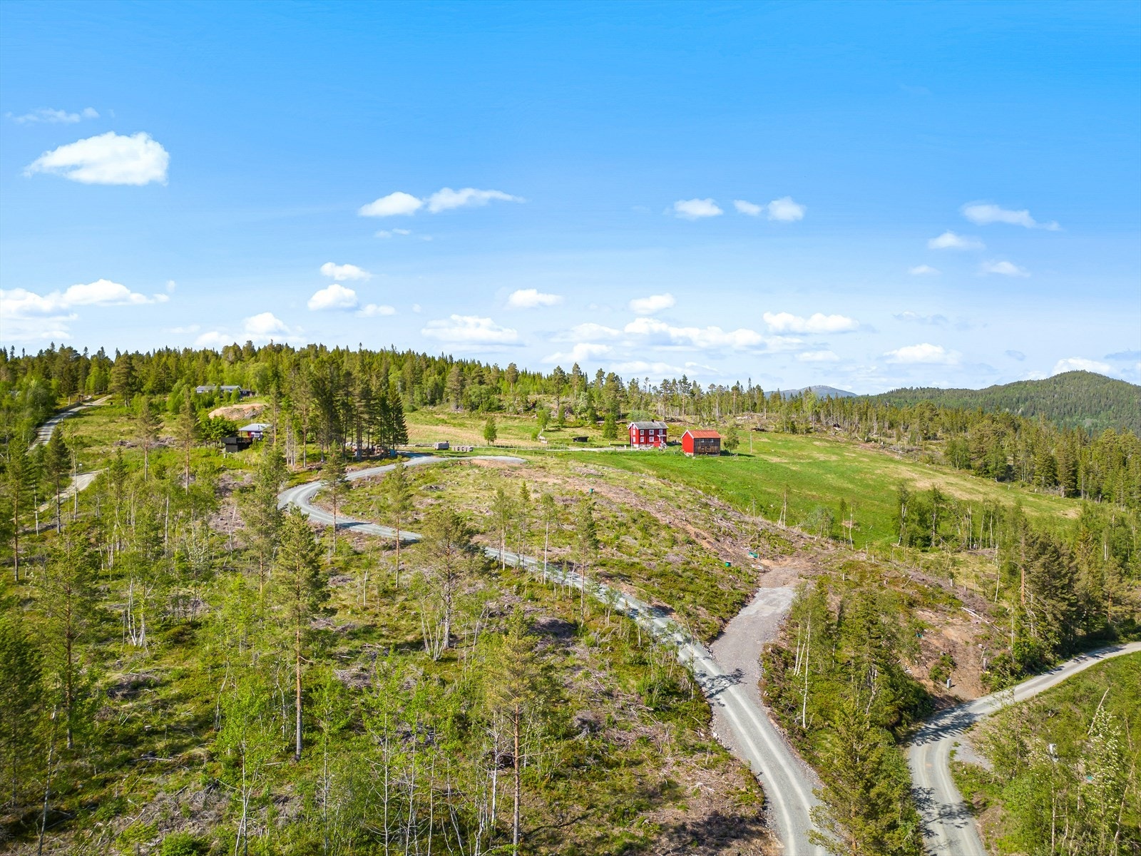 På turen møter man en rekke rasteplasser med gapahuker, bord og benker som man kan nyte den vakre naturen på. Galleribilde