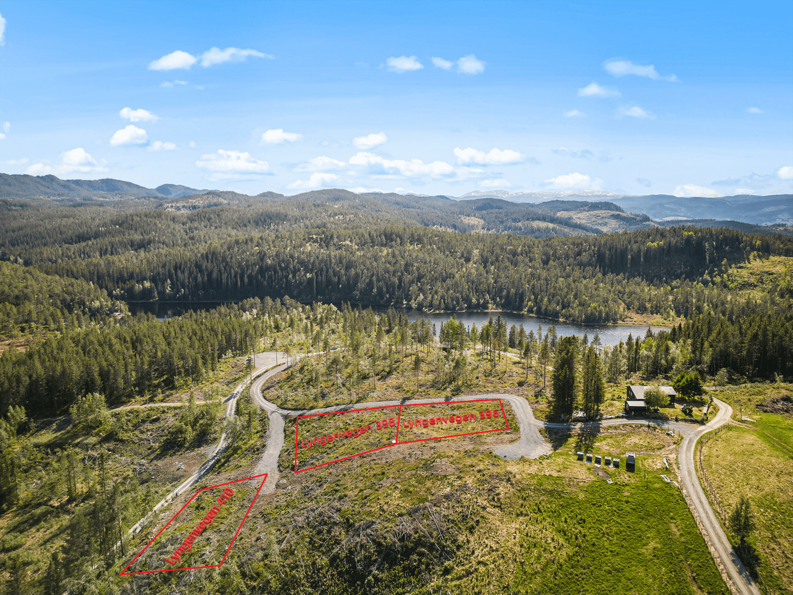 Tomtene har glimrende solforhold, med solgang fra tidlig om morgenen og til sent på kvelden! Perfekt for å nyte morgenkaffen eller sitte sene kvelder ute med venner og familie. Galleribilde