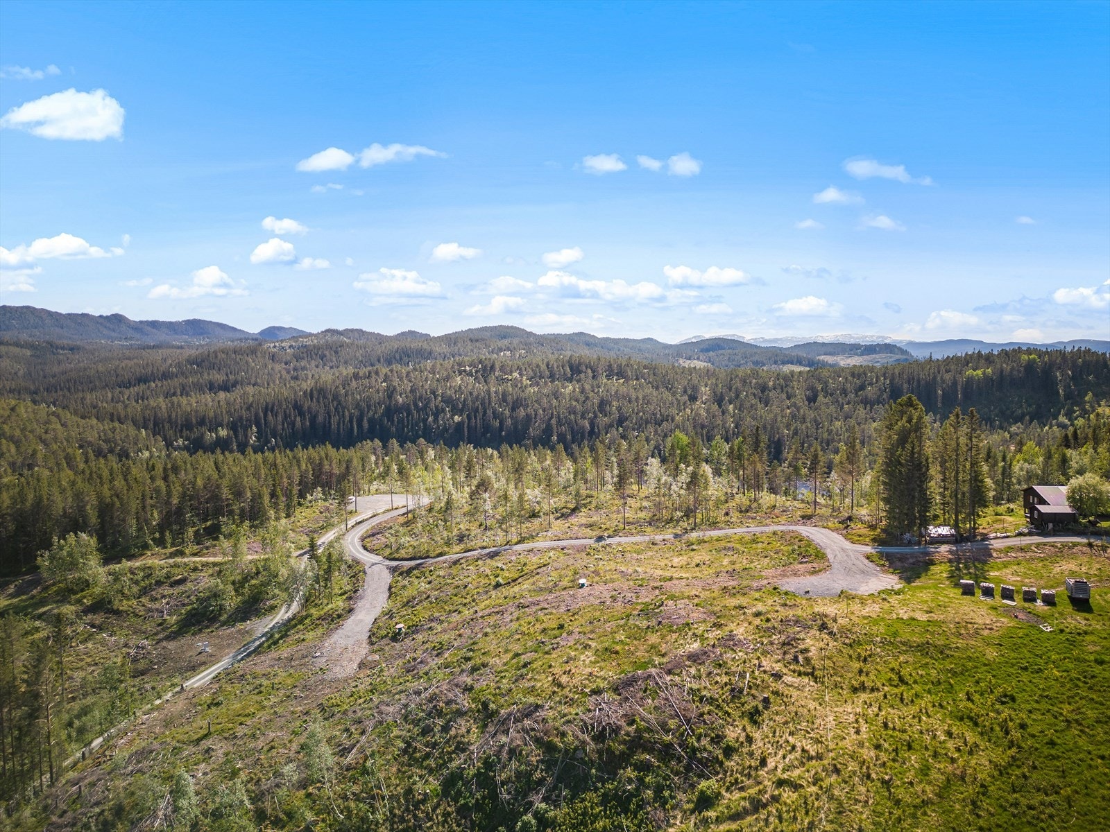 Lundamo sentrum er 4 km unna tomtene. Her finner man Coop Prix, barnehager, barne- og ungdomsskole, legesenter, Lundamo Pizzeria, MaxForm og mange flotte idrettstilbud. For ytterlige tilbud er Støren og Melhus ca. 20 min unna og Trondheim ca. 30 min unna. Galleribilde