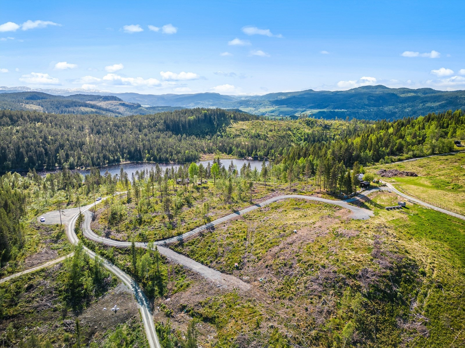 Velkommen til Lyngenvegen - Her finner du tre unike boligtomter på ca. 1 100 kvm,, helt uten byggeklausul fra entreprenør! Galleribilde