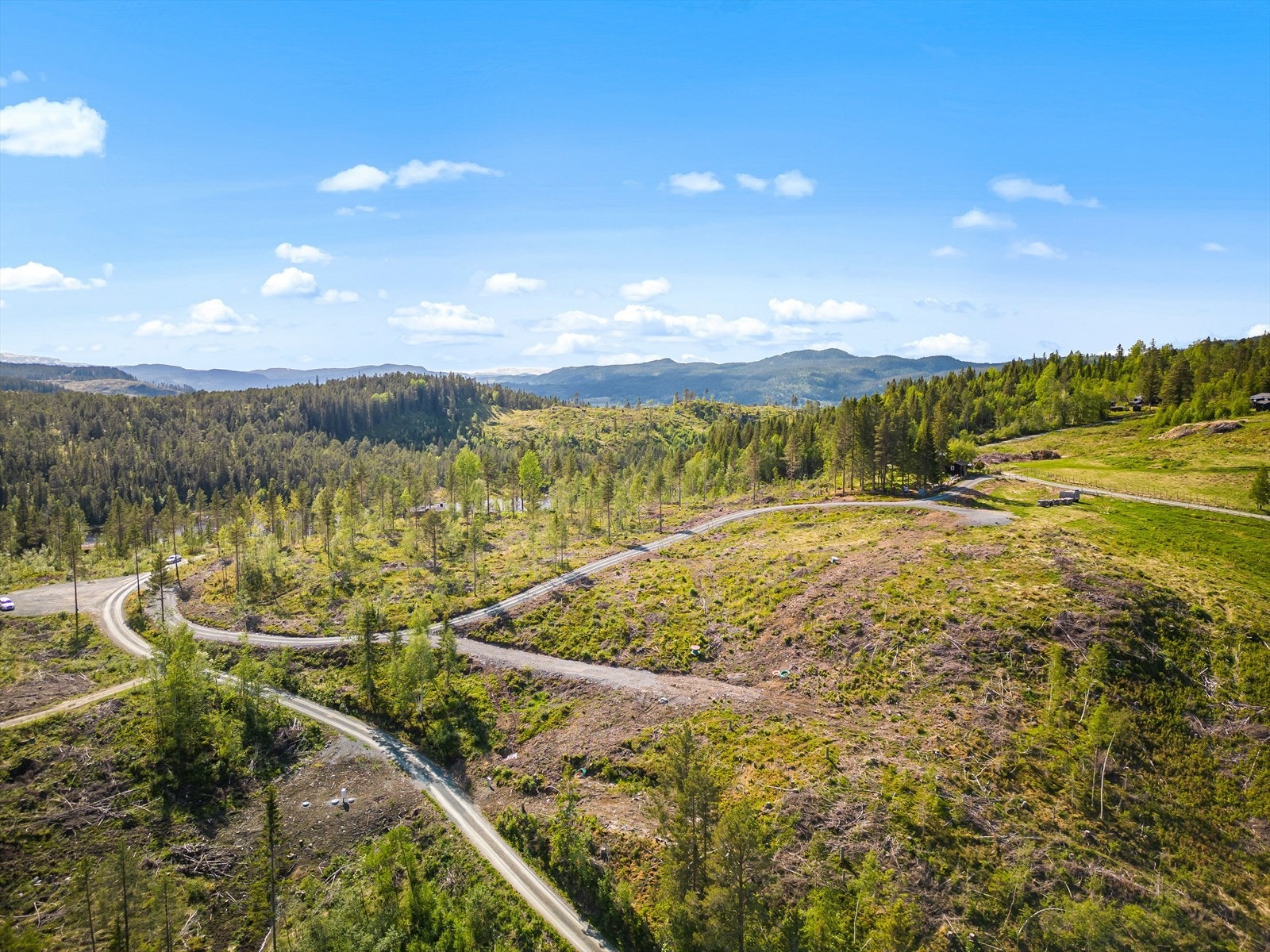 Fram til tomtegrensen er det lagt vei, vann avløp og trekkrør til fiber, så her kommer du til "dekket bord"! Galleribilde