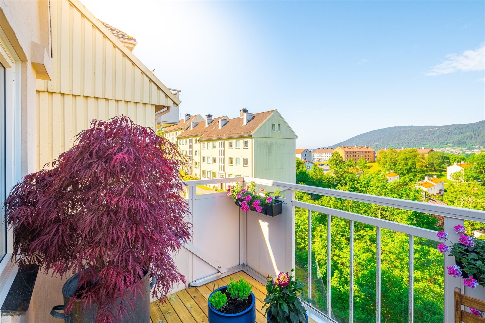 Fra stuen er det utgang til leilighetens solfylte og koselige balkong. Galleribilde