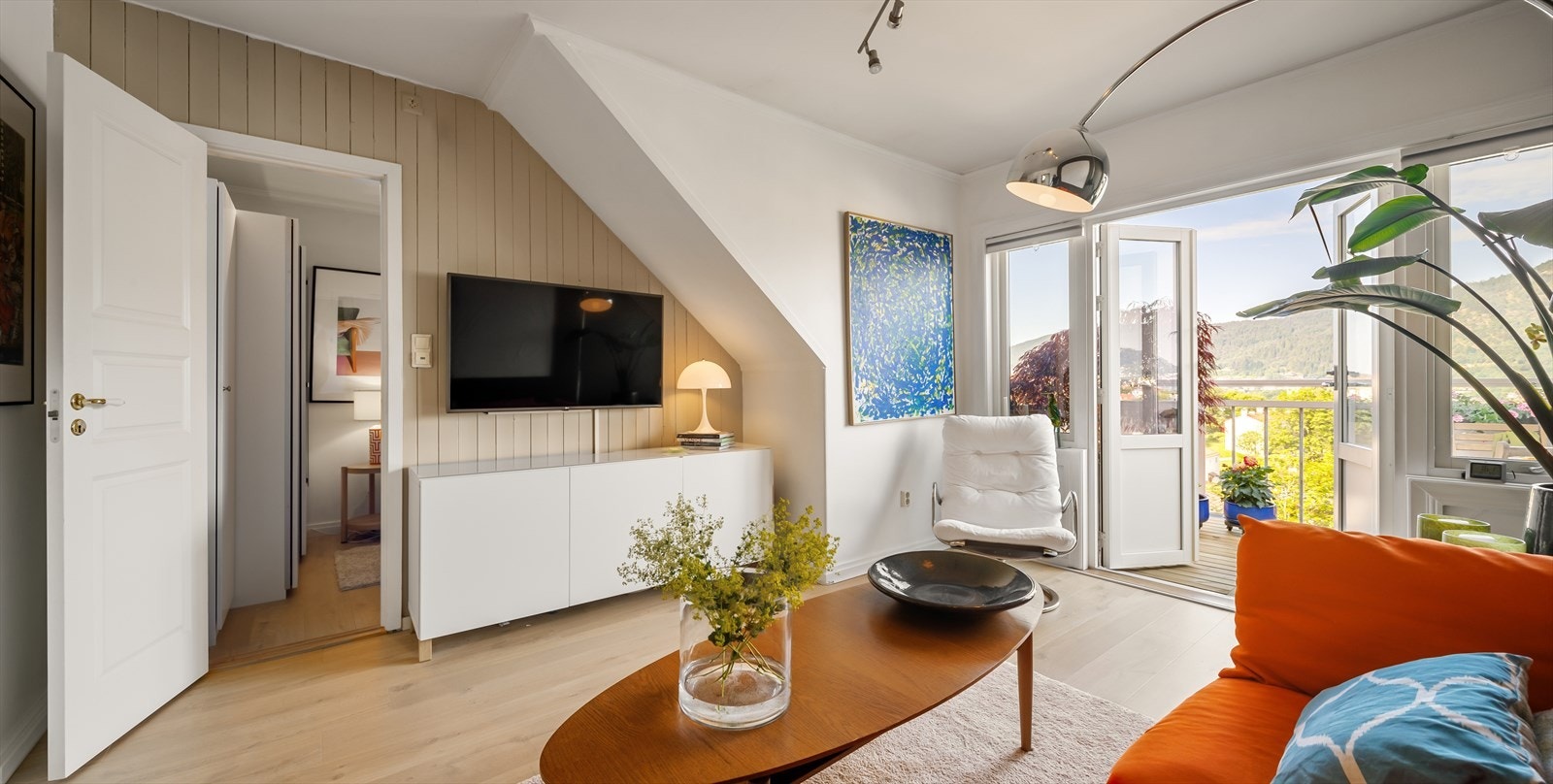 På varme dager fungerer balkongen som en forlengelse av stuen. Galleribilde