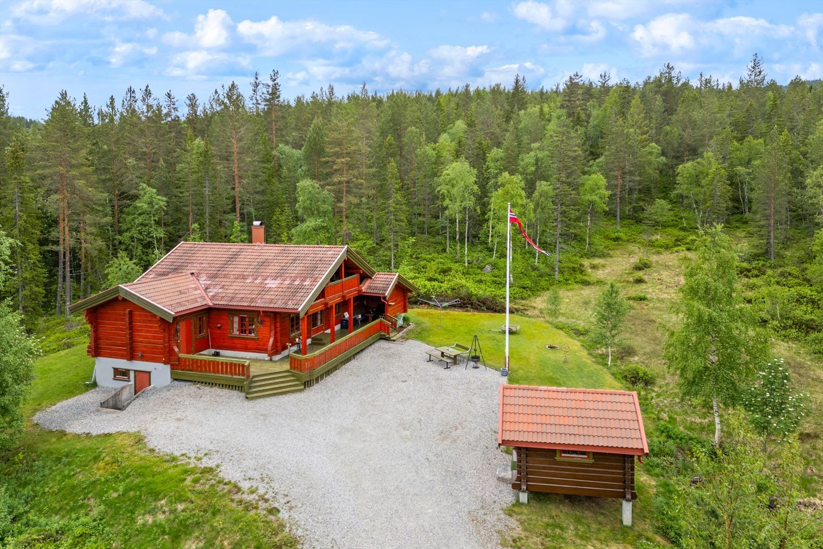 Stor eiet tomt på litt over 3 mål Galleribilde