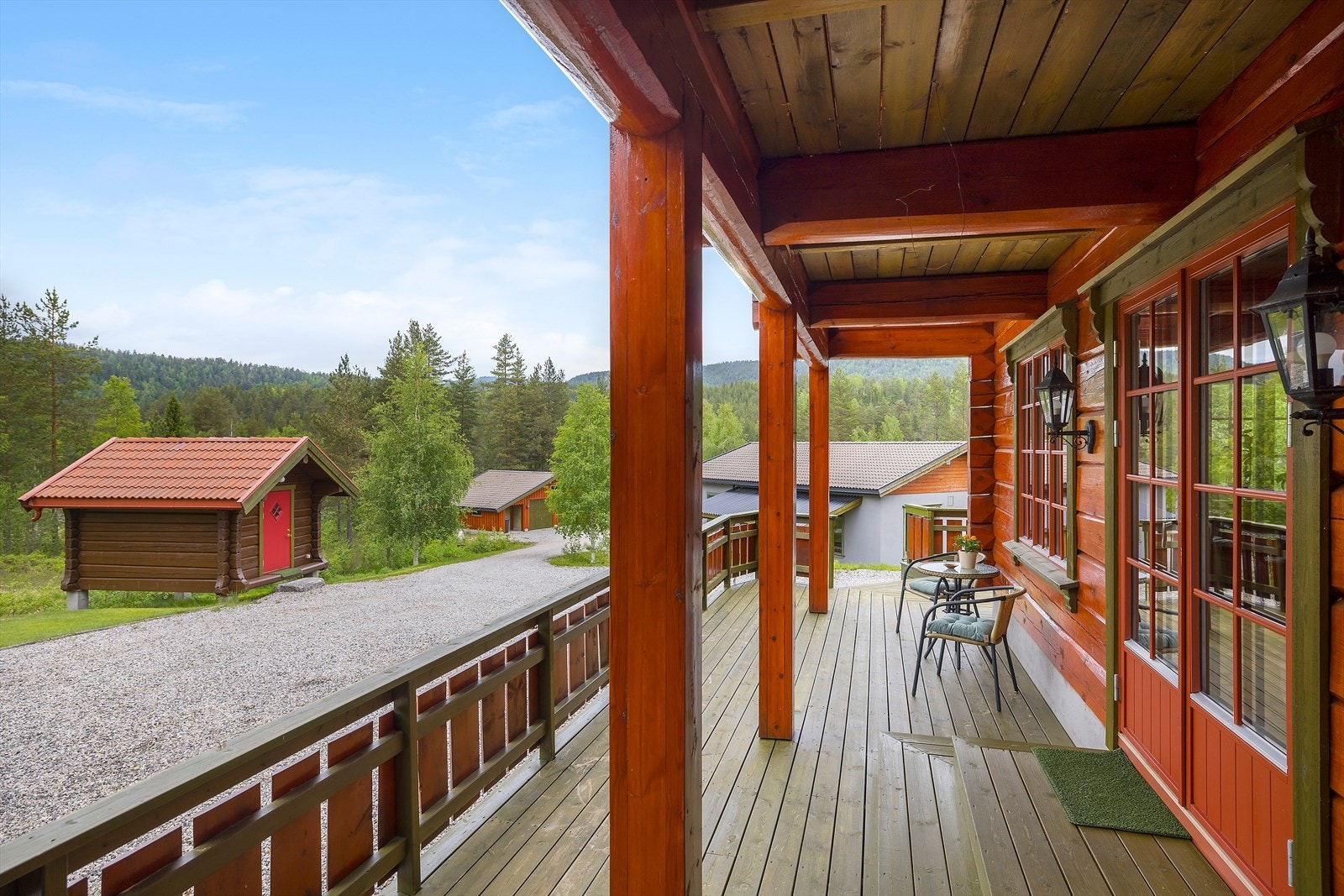 Fra stuen er det utgang til veranda Galleribilde