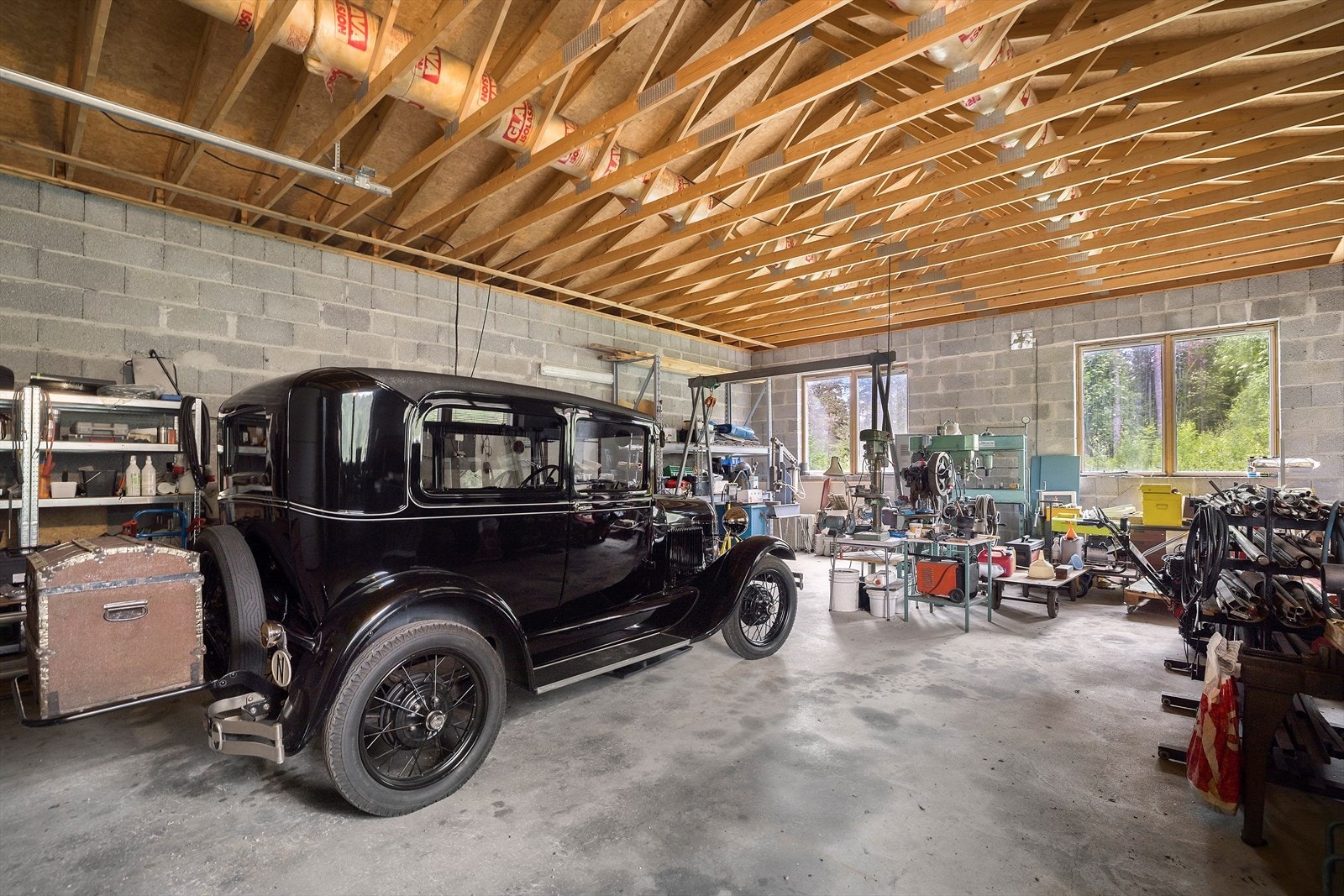 Stort verksted med god boltreplass Galleribilde