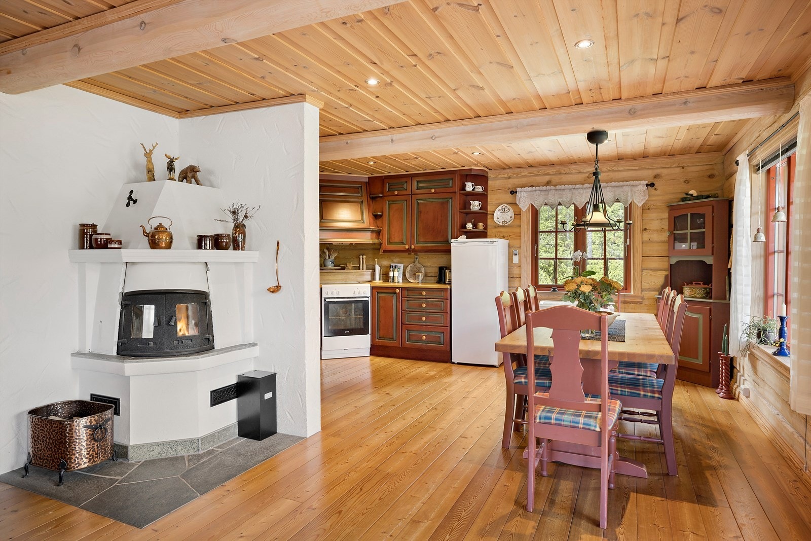 Plass til spisegruppe og langbord ved kjøkkenet Galleribilde