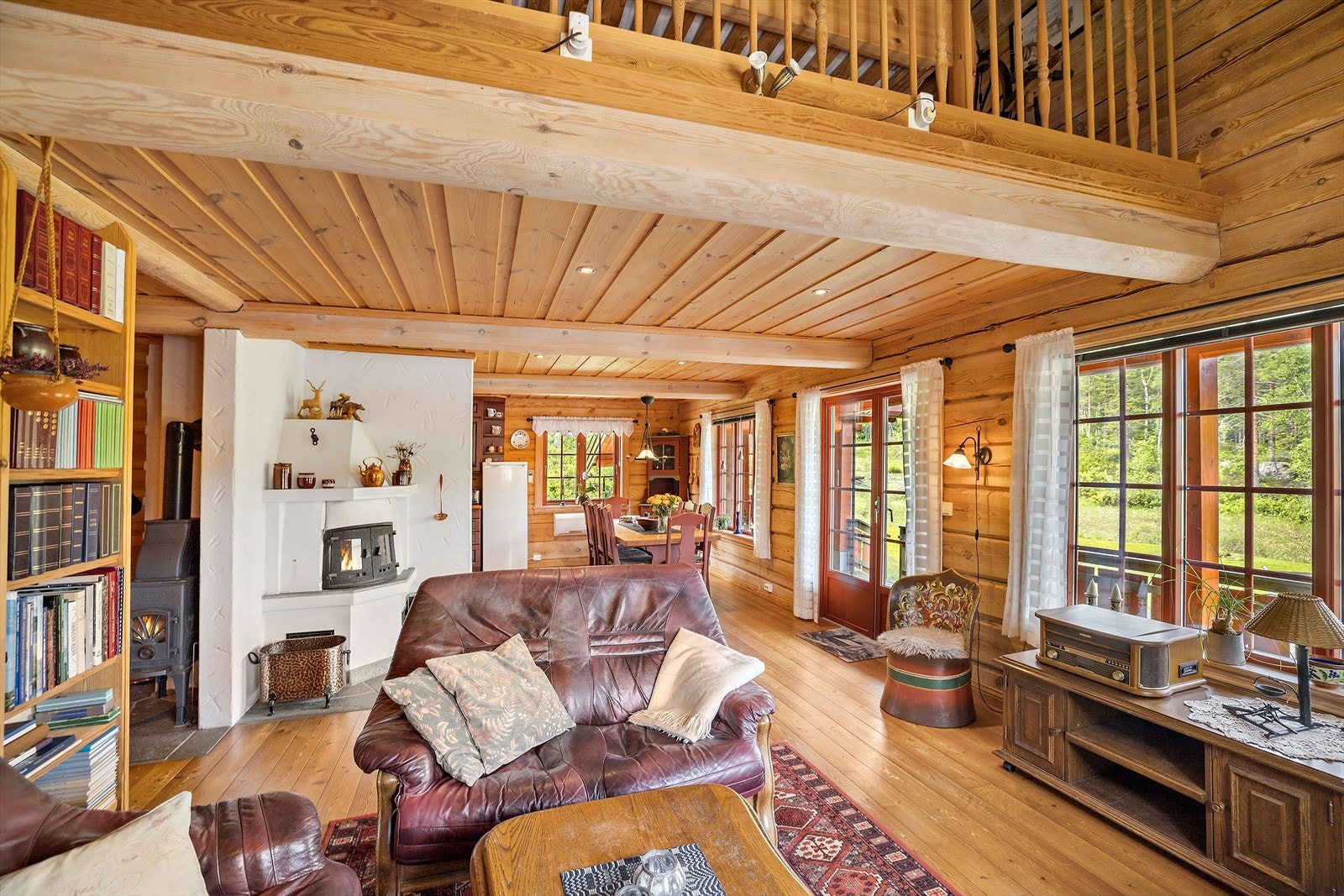 God romfølelse - åpent i himling mellom stue og loftstue Galleribilde