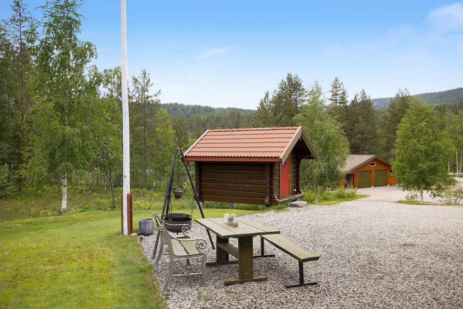 Om verksted og garasje ikke skulle være nok er det stor gårdsplass Galleribilde