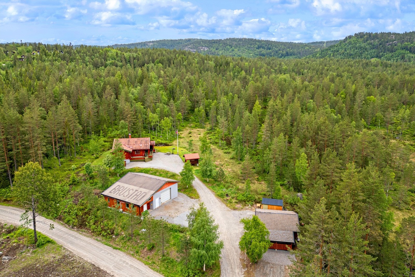 Eiendommen består av flere bygg - bolighus, verksted, dobbelt garasje og anneks Galleribilde