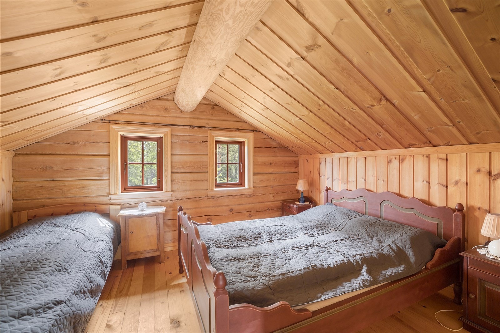 Soverom i 2 etasje. Opprinnelig to små soverom Galleribilde