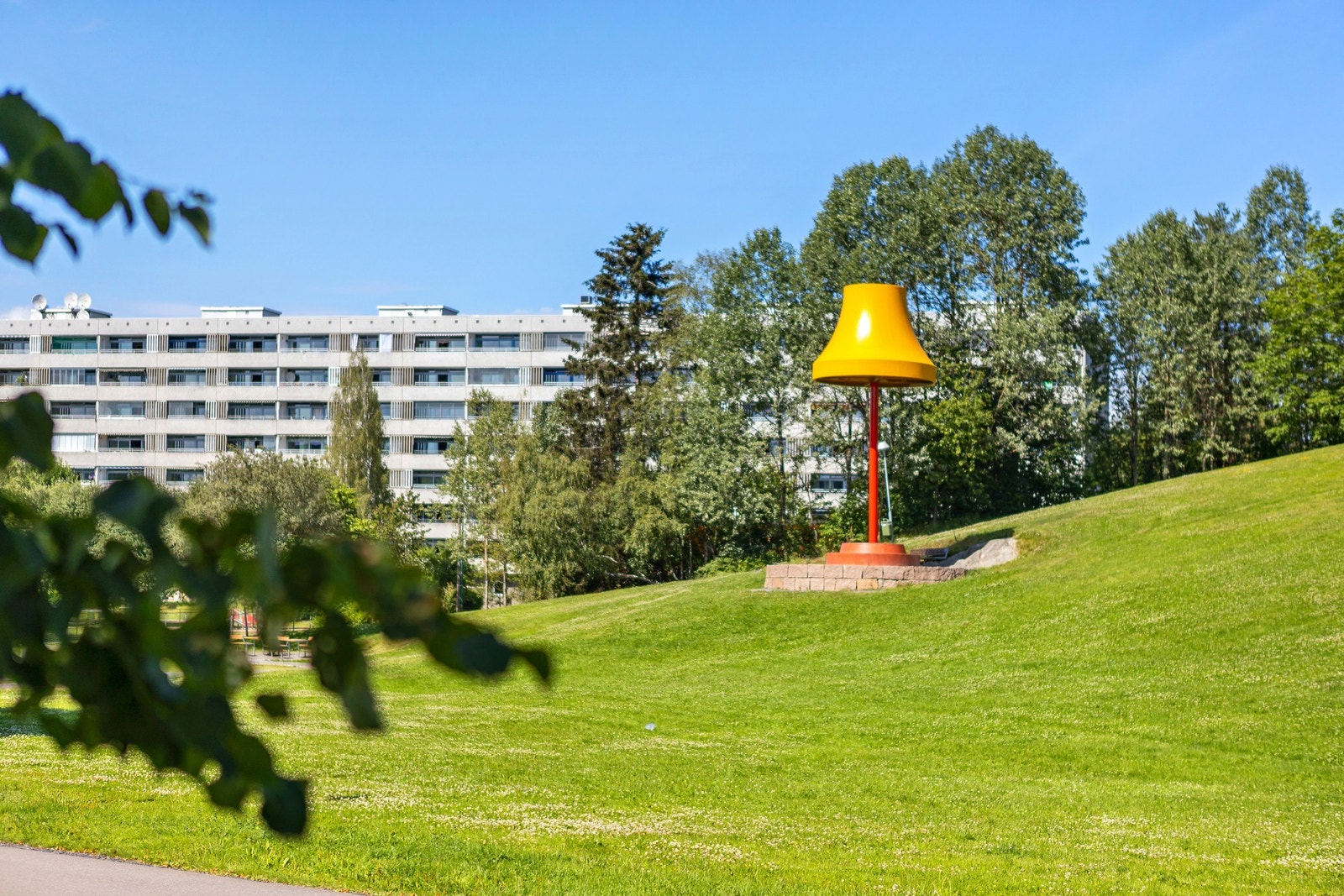 Skulpturen Storstua er blitt et midtpunkt i borettslaget hvor foten er en benk med varmeseter for kalde vinterdager. Galleribilde