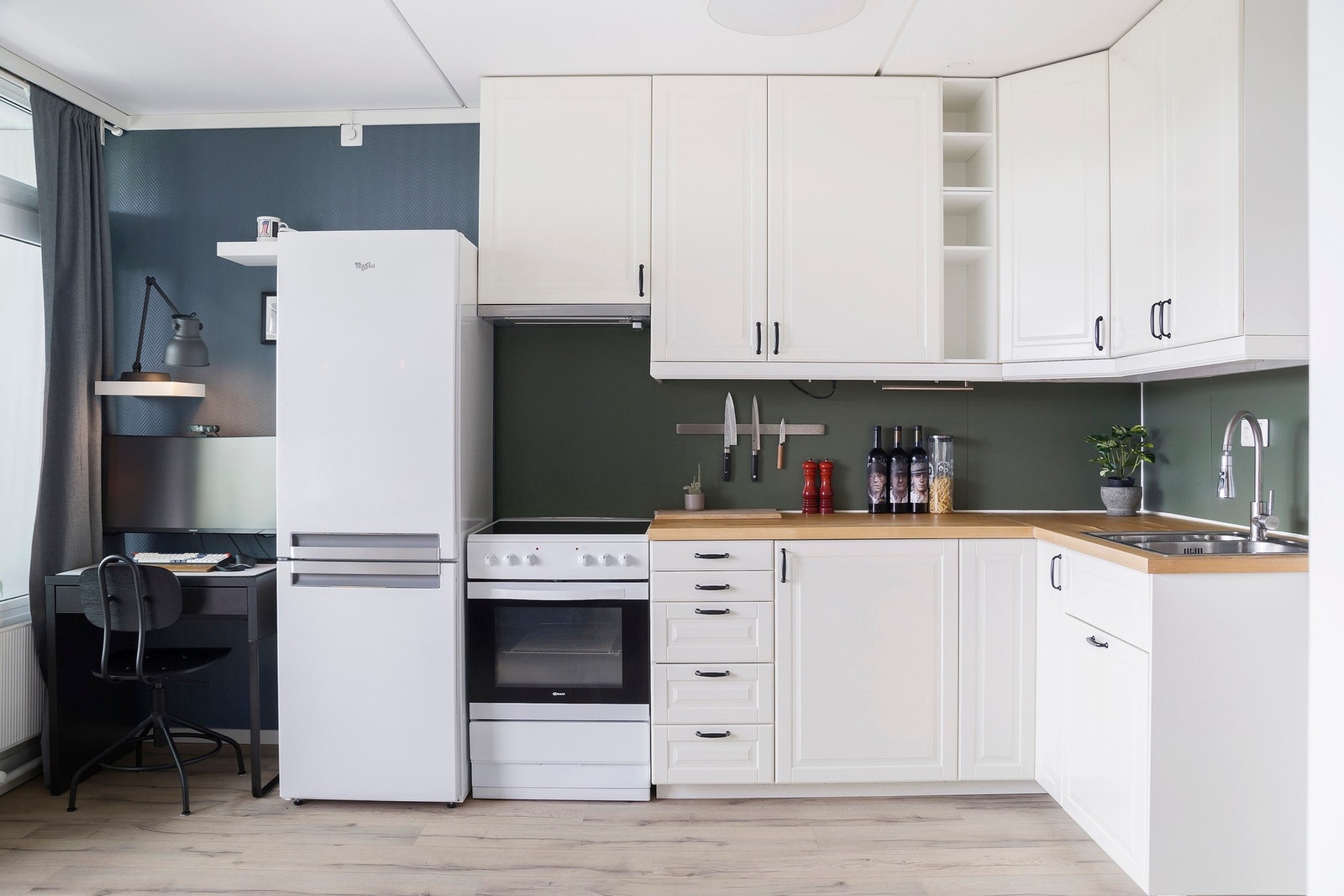 IKEA-kjøkkenhjørne med lyse, profilerte fronter, laminat benkeplate og nedfelt kum. Galleribilde