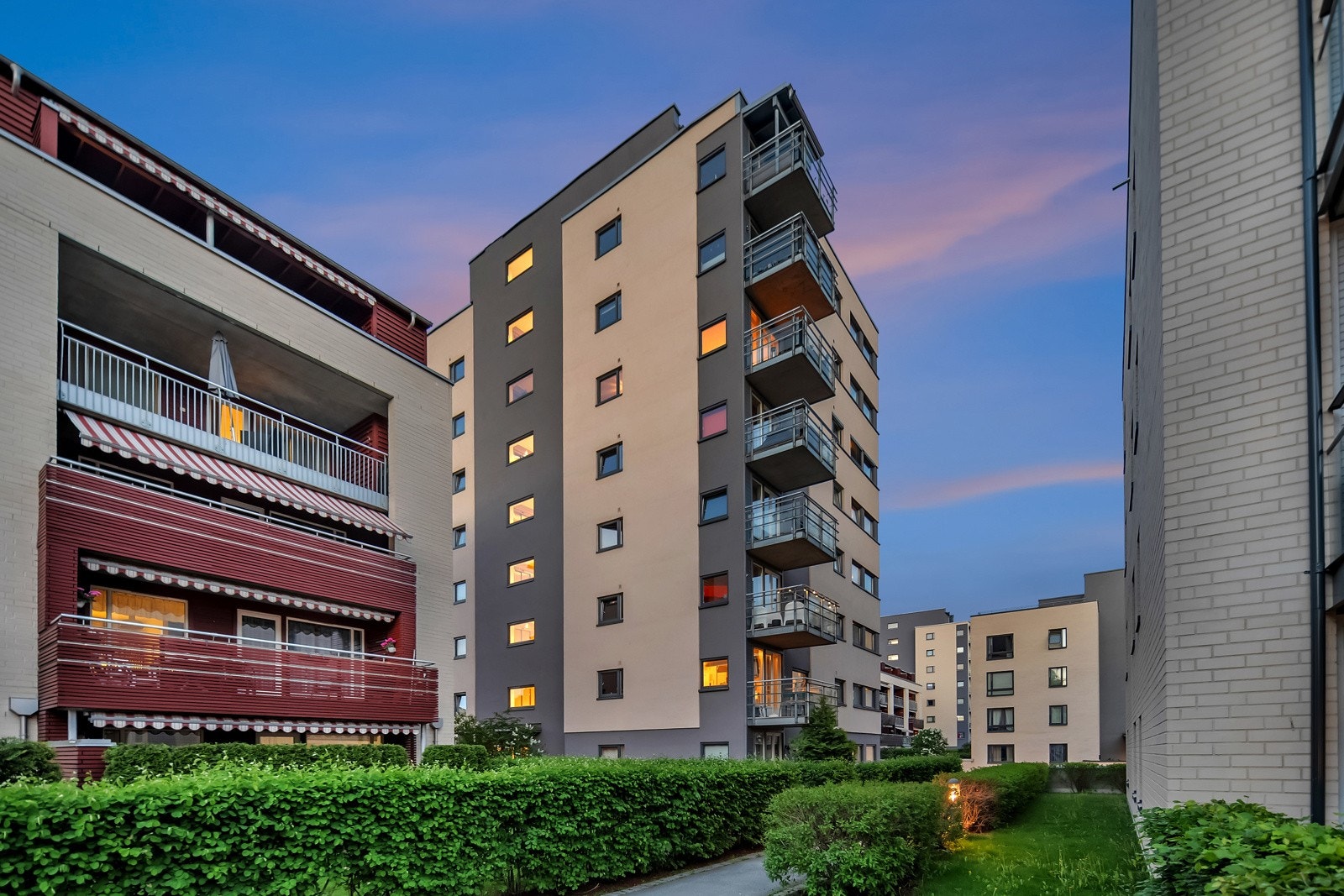 Nærområdet består blant annet av Skårerbyen som er under utbygging og kommer til å legge til rette for et helt nytt sentrumsliv. Galleribilde