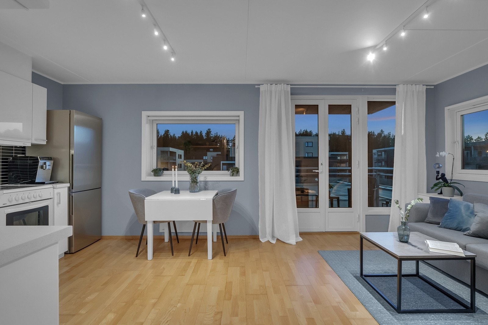 Det er plass til spisebord og stoler mellom kjøkken og stue. Galleribilde