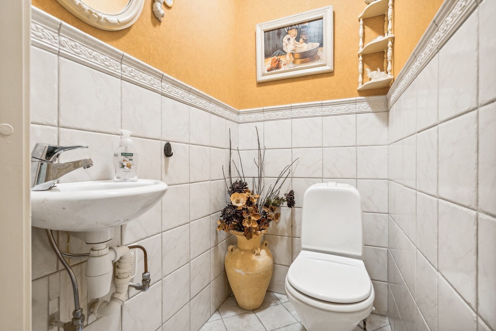 Separat toalettrom med servant. Galleribilde