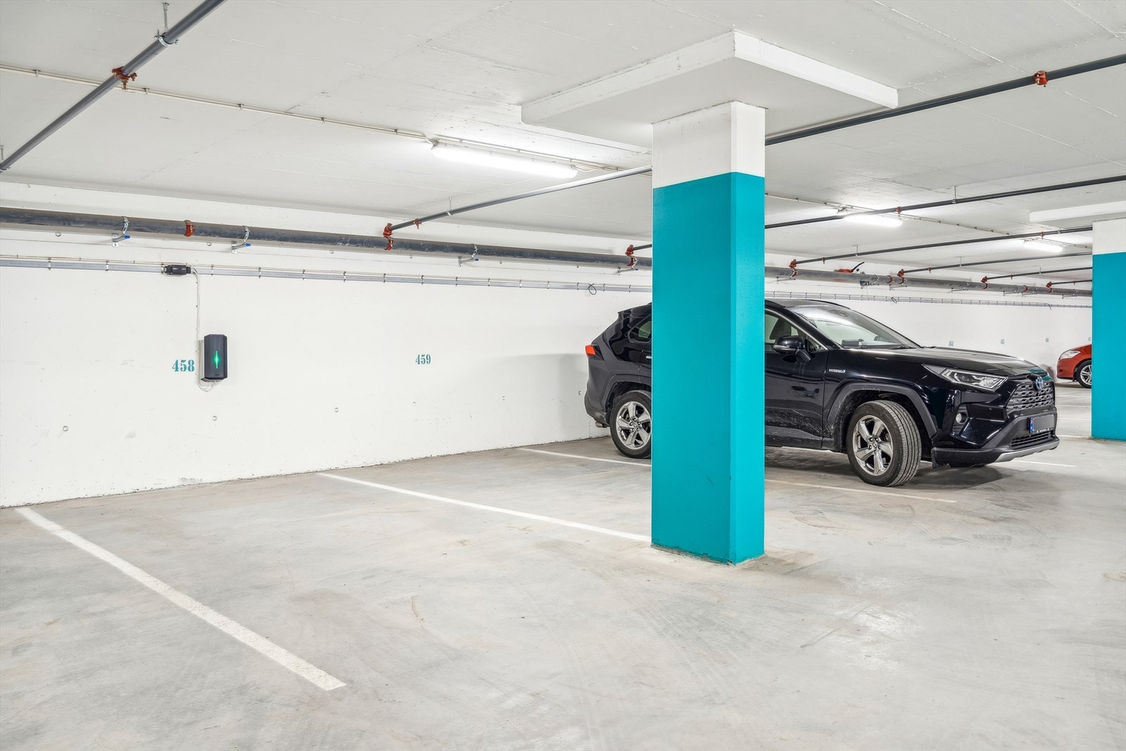 Det medfølger en fast parkeringsplass i parkeringskjeller. Galleribilde