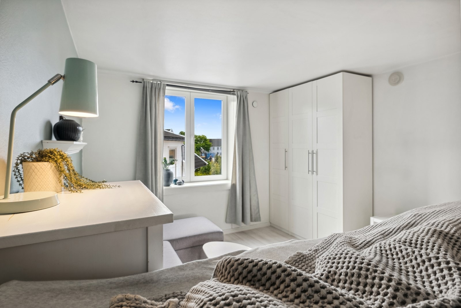 Stuen er meget god utnyttet med plass til både seng, sofa og garderobeskap Galleribilde