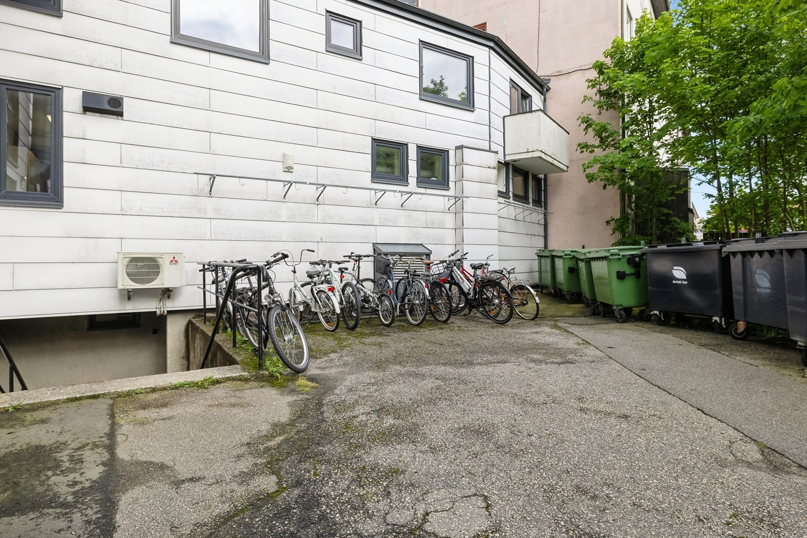 Bakgård Galleribilde
