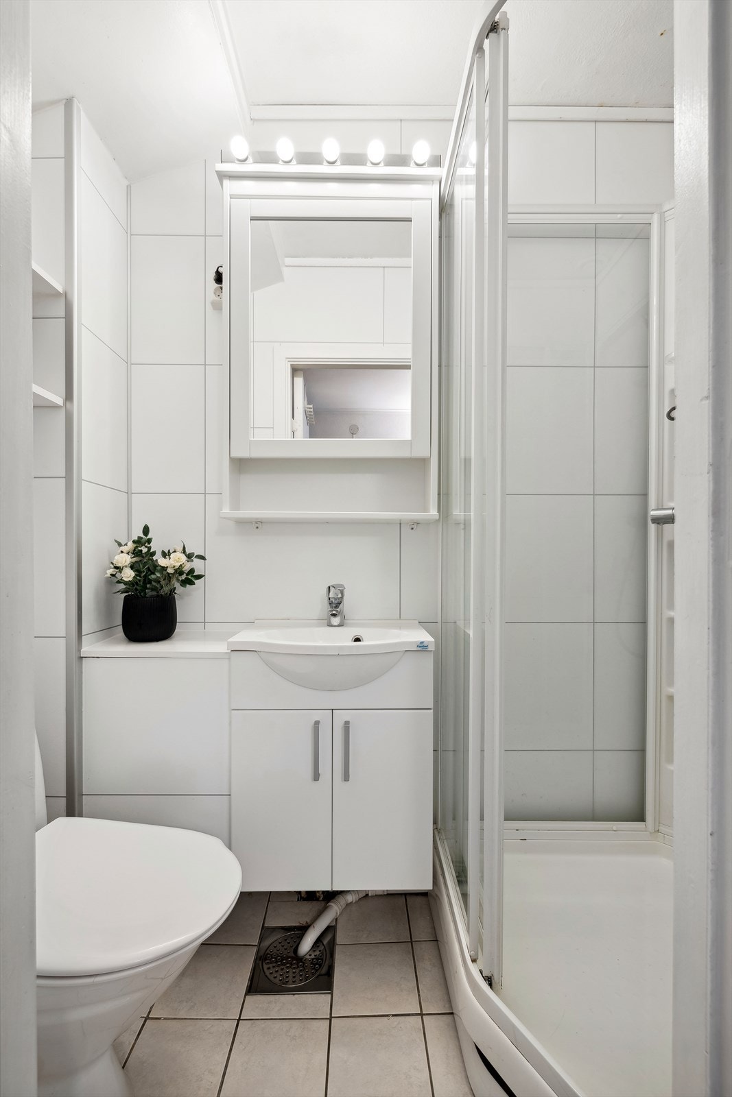 Baderom med WC og dusjkabinett Galleribilde