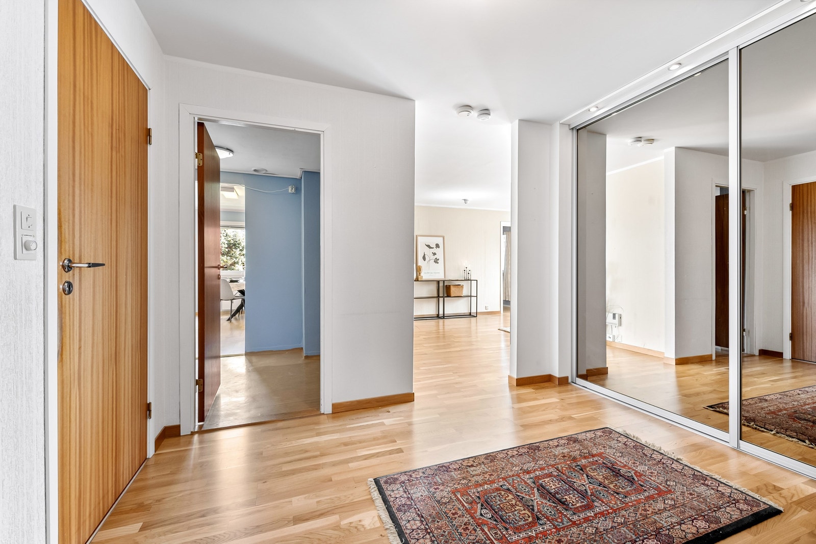 Romslig gang med skyvedørsgarderobe med gode oppbevaringsmuligheter Galleribilde