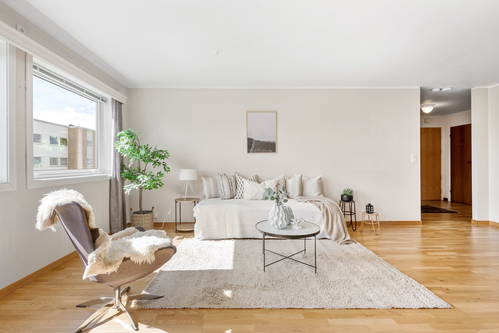 Stuen har parkett på gulv og nymalte vegger Galleribilde