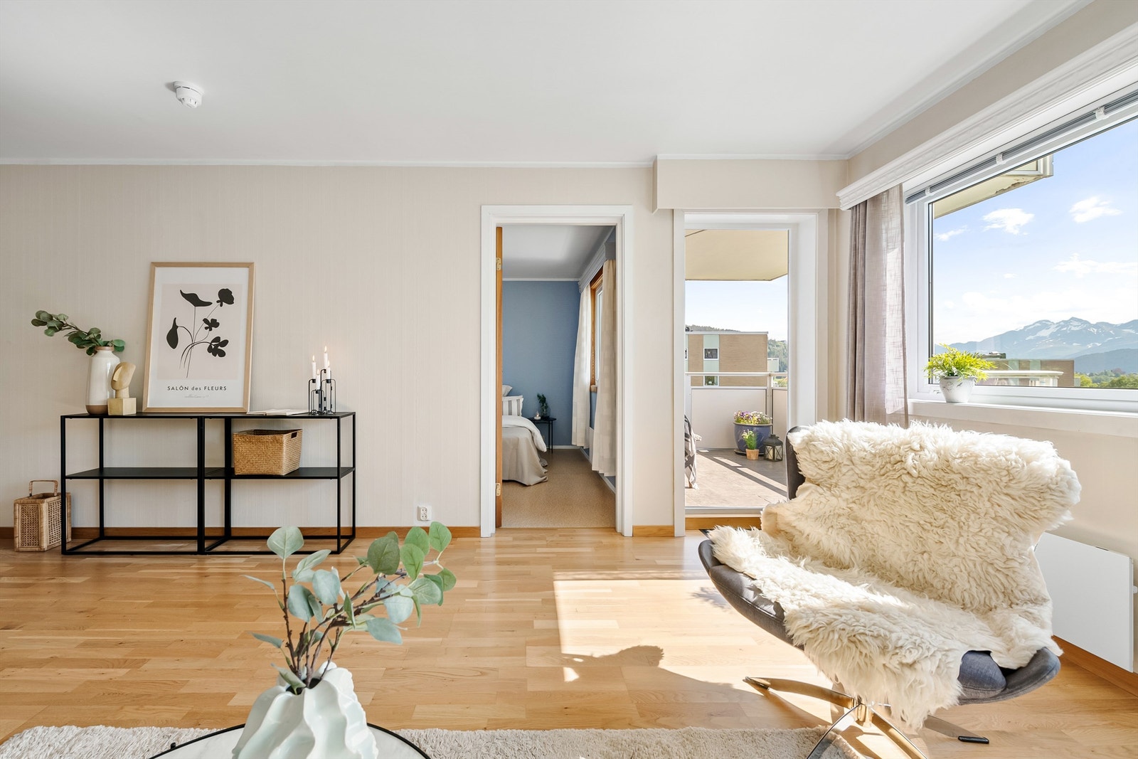 Stuen har lyse overflater og godt med naturlig lysinnslipp fra vinduer med flott utsikt. Utgang til sydvendt balkong Galleribilde